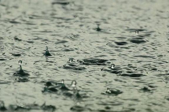 雨滴也能發電？能量轉化率達85% 可與太陽能結合