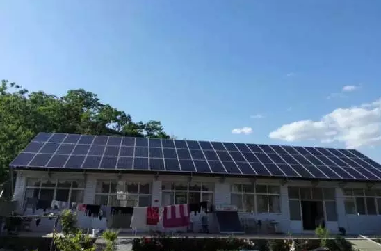 夏日天氣熱!用電緊張，電費高，怎么辦? 王大爺卻不在乎