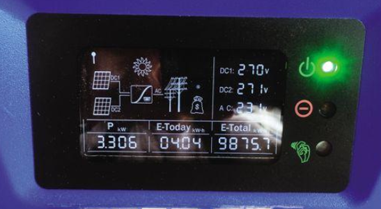 屋頂上加了塊光伏板 降溫且能發電賺錢！